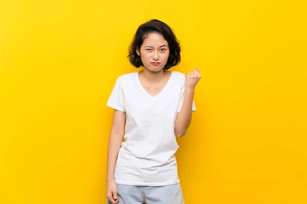 Asiática Joven Mujer Sobre Aislado Amarillo Pared Con Enojado Gesto —  Fotos de Stock