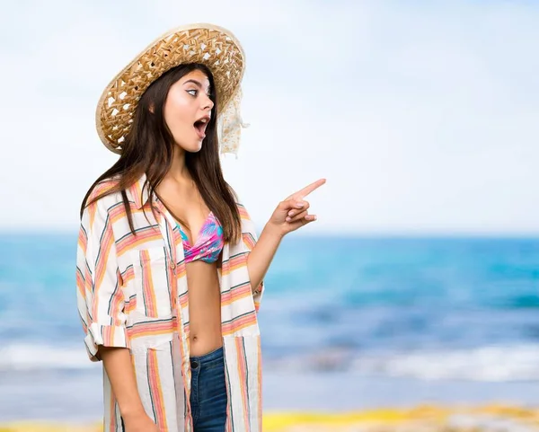 Tiener Meisje Zomervakantie Verrast Wijzend Kant Het Strand — Stockfoto