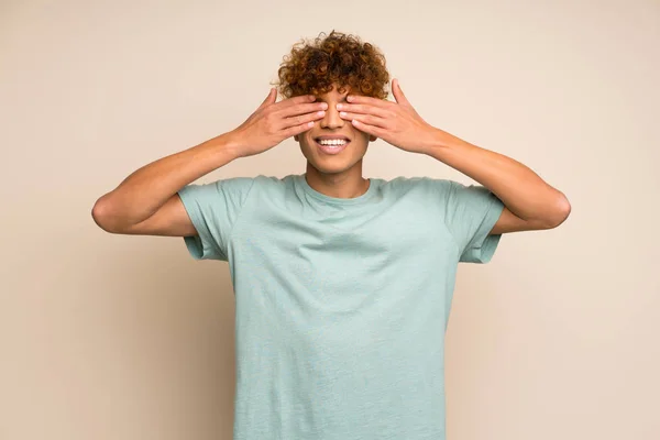 Africano Americano Homem Com Camisa Verde Cobrindo Olhos Por Mãos — Fotografia de Stock