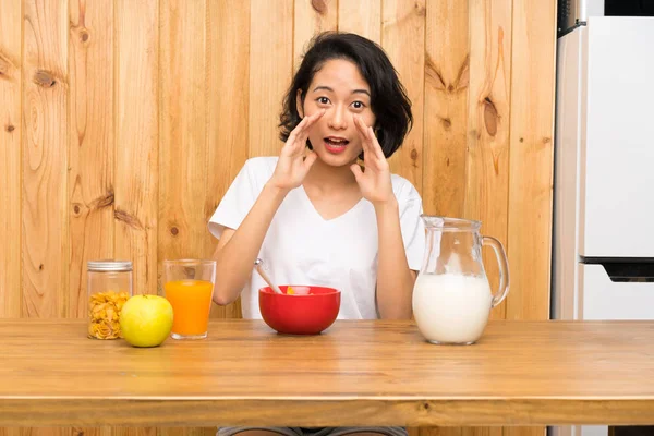 Asian Młody Kobieta Mający Śniadanie Mleko Krzycząc Usta Szeroko Otwarte — Zdjęcie stockowe