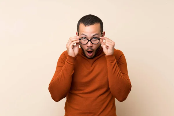 Kolumbianischer Mann Mit Rollkragenpullover Mit Brille Und Überrascht — Stockfoto