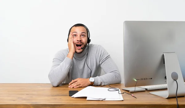 Telemarketer Colombianska Man Med Förvåning Och Chockad Ansikts Uttryck — Stockfoto