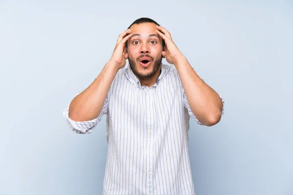 Hombre Colombiano Sobre Aislado Muro Azul Con Expresión Sorpresa — Foto de Stock