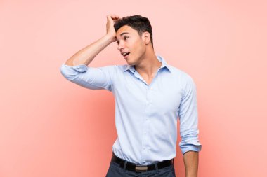 Pembe arka plan üzerinde Yakışıklı adam bir şey fark etti ve çözüm niyetinde