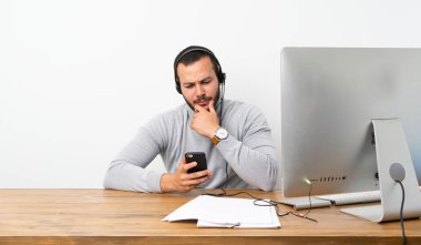 Telemarketer Kolombiyalı adam düşünme ve bir mesaj gönderme