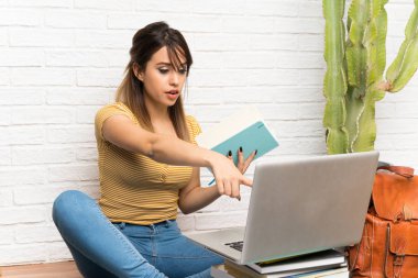 Kapalı yerde oturan güzel genç kadın