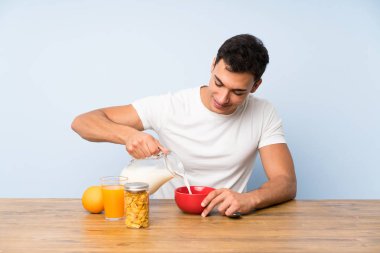 Yakışıklı adam içinde kahvaltı