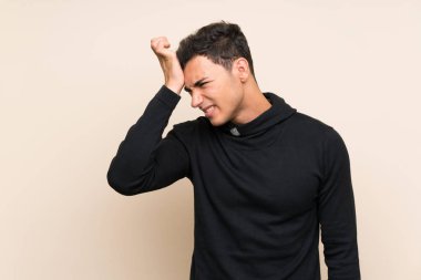 Izole arka plan üzerinde yakışıklı adam yüz ifadesi karıştırmayın ile şüpheleri olan