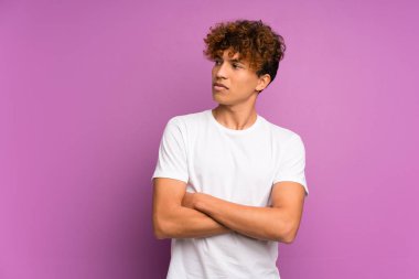 İzole mor duvar portre üzerinde genç Afrikalı Amerikalı adam