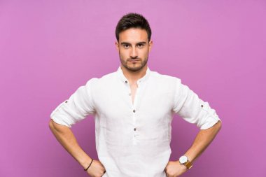 İzole arka plan kızgın üzerinde yakışıklı genç adam