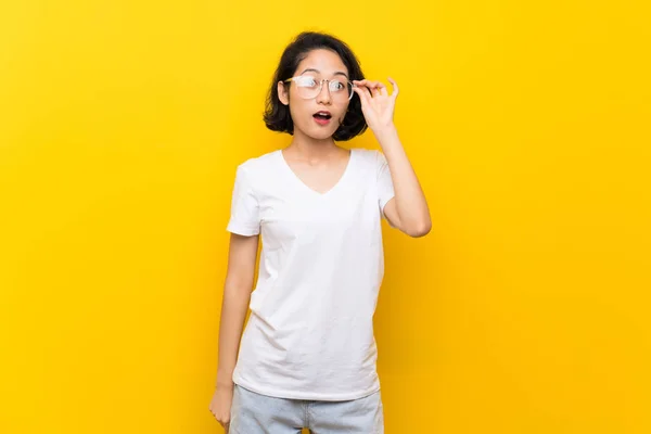 Ázsiai Fiatal Több Mint Elszigetelt Sárga Fal Poharakkal Meglepett — Stock Fotó