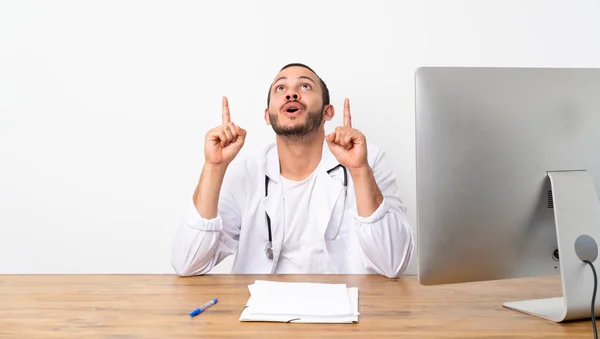 Doctor Colombiano Sorprendido Señalando Hacia Arriba —  Fotos de Stock