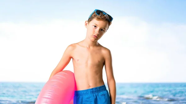 Dítě Letních Prázdninách Něčím Nešťastným Frustrovaným Negativní Výraz Tváři Pláži — Stock fotografie
