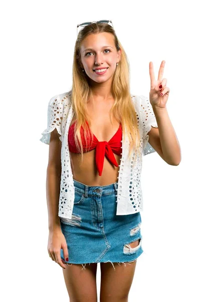 Blondýnka Letních Prázdninách Šťastná Počítá Dvě Prsty Izolovaném Bílém Pozadí — Stock fotografie