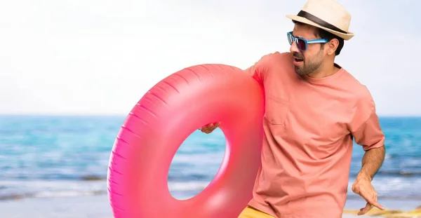 Άνθρωπος Καπέλο Και Γυαλιά Ηλίου Στις Καλοκαιρινές Του Διακοπές Απολαύστε — Φωτογραφία Αρχείου