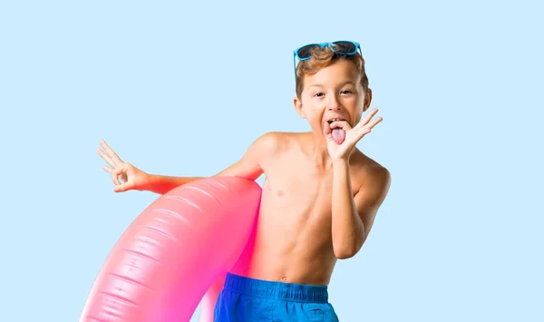 Dziecko Wakacjach Sprawia Zabawne Szalone Emocje Twarzy Białym Tle Niebieskim — Zdjęcie stockowe