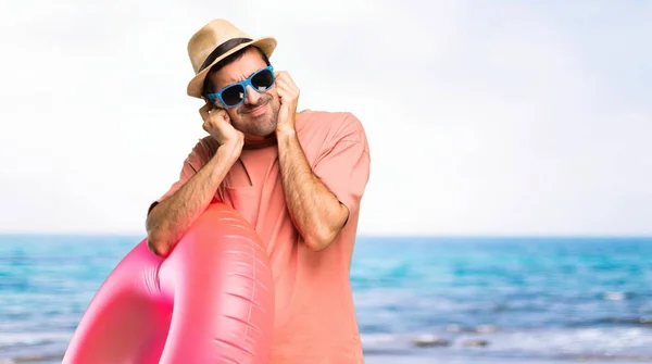 Homem Com Chapéu Óculos Sol Suas Férias Verão Cobrindo Ambas — Fotografia de Stock
