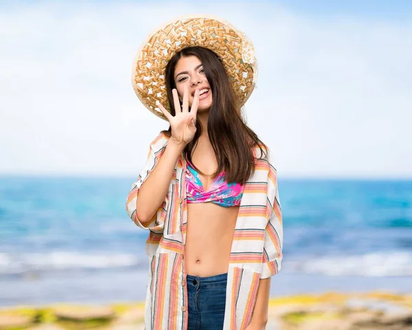 Ragazza Adolescente Vacanza Estiva Felice Contando Quattro Con Dita Spiaggia — Foto Stock