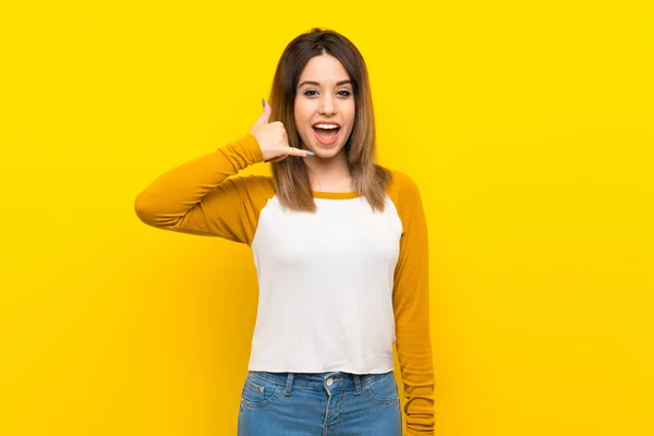 Mujer Joven Bonita Sobre Una Pared Amarilla Aislada Haciendo Gesto —  Fotos de Stock