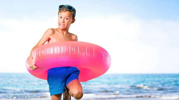 Niño Feliz Vacaciones Verano Saltando Playa — Foto de Stock