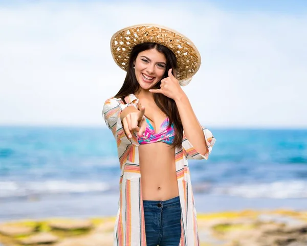 Adolescente Chica Vacaciones Verano Haciendo Gesto Teléfono Apuntando Hacia Playa —  Fotos de Stock