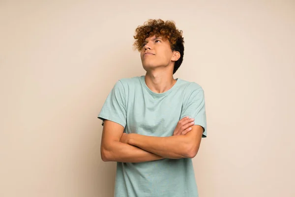 Hombre Afroamericano Con Camisa Verde Haciendo Gesto Dudas Mientras Levanta — Foto de Stock