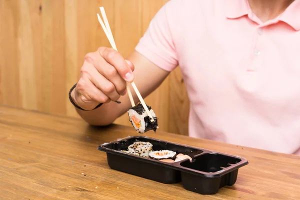 Jovem Bonito Uma Cozinha Com Sushi — Fotografia de Stock