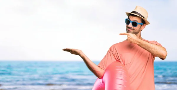 Hombre Con Sombrero Gafas Sol Sus Vacaciones Verano Sosteniendo Copyspace —  Fotos de Stock