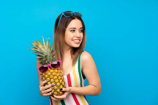 Mujer Joven Vacaciones Verano Sobre Fondo Azul Sosteniendo Una Piña —  Fotos de Stock