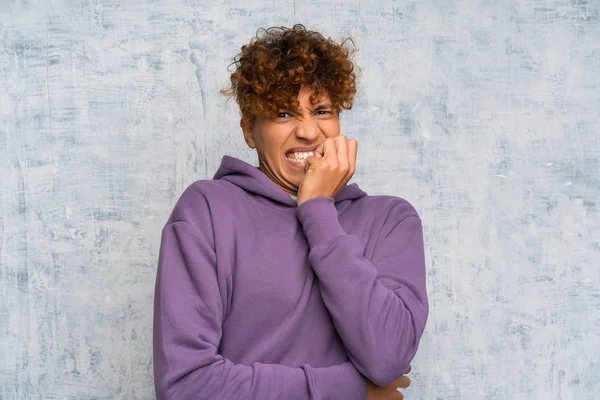 Jeune Homme Afro Américain Sur Mur Grunge Nerveux Effrayé — Photo