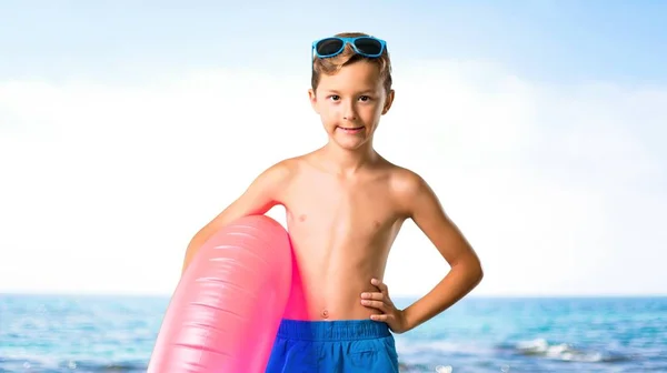 Dítě Letních Prázdninách Zbraněmi Kyčle Pláži — Stock fotografie