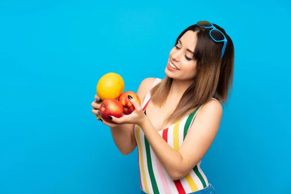 Mujer Joven Vacaciones Verano Sobre Fondo Azul Sosteniendo Frutas —  Fotos de Stock
