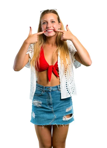Menina Loira Férias Verão Sorrindo Com Uma Expressão Agradável Apontar — Fotografia de Stock