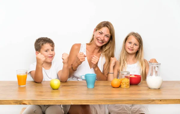 Mor Med Sina Två Barn Som Har Frukost Och Göra — Stockfoto