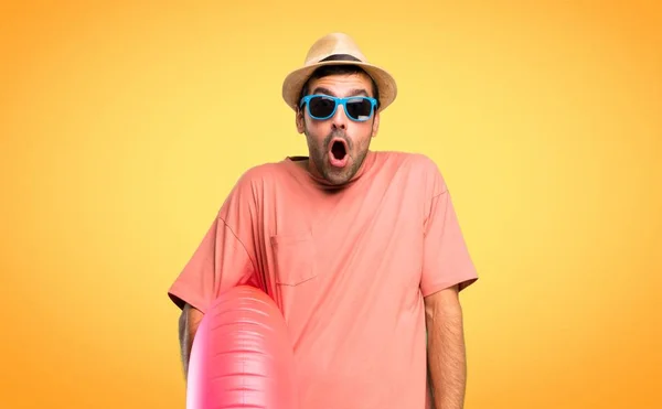 Homem Com Chapéu Óculos Sol Suas Férias Verão Com Expressão — Fotografia de Stock