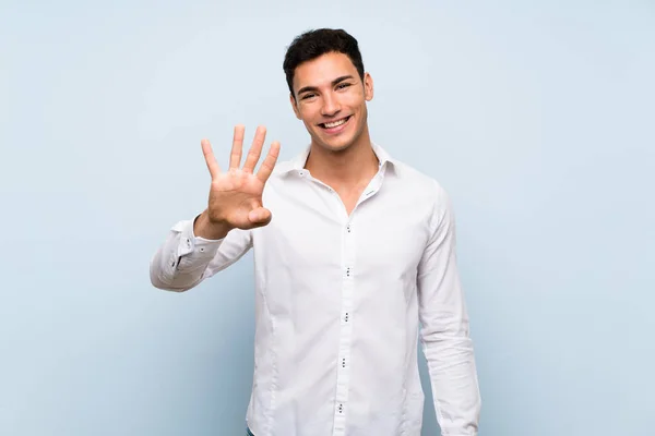 Hombre Guapo Sobre Pared Azul Feliz Contando Cuatro Con Los — Foto de Stock