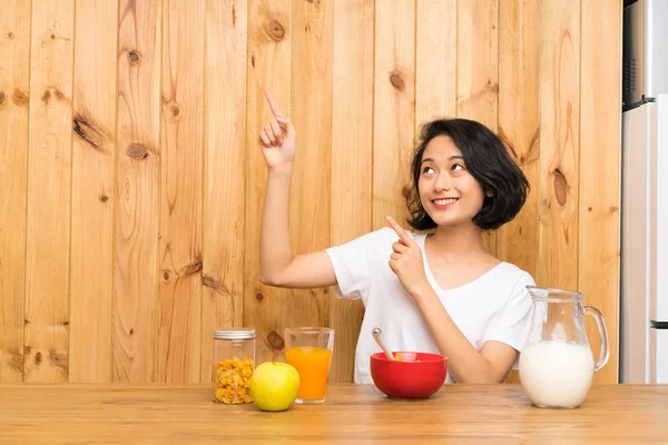 Asiatische Junge Frau Mit Frühstücksmilch Zeigt Mit Dem Zeigefinger Eine — Stockfoto