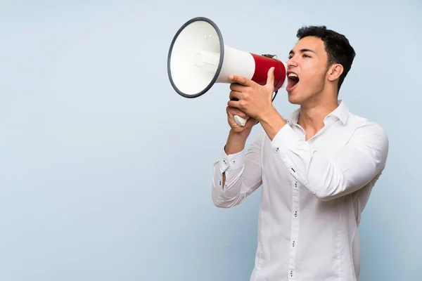 Knappe Man Blauwe Muur Schreeuwen Door Een Megafone — Stockfoto