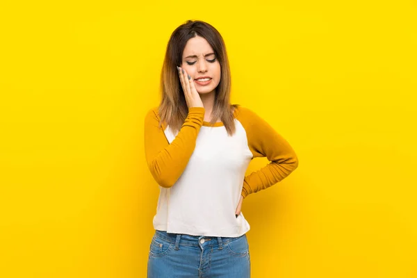 Mulher Bonita Sobre Parede Amarela Isolada Com Dor Dente — Fotografia de Stock