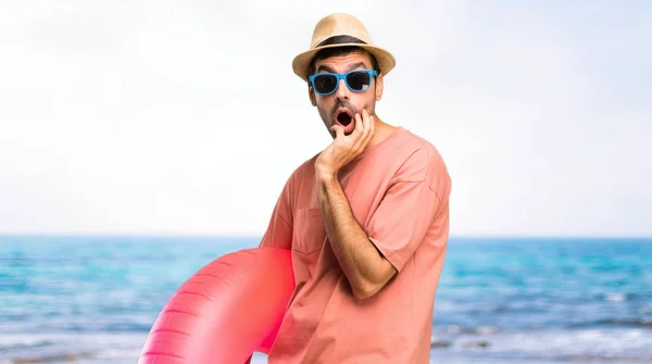 Homem Com Chapéu Óculos Sol Suas Férias Verão Surpreso Chocado — Fotografia de Stock