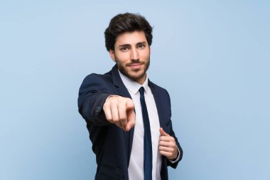 İzole mavi duvar üzerinde İşadamı kendinden emin bir ifade ile parmak