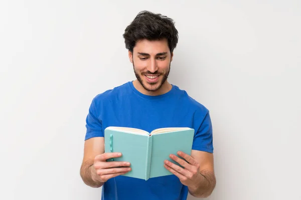 Schöner Mann Der Ein Buch Hält Und Liest — Stockfoto