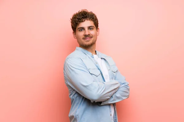 Homem Loiro Sobre Parede Rosa Mantendo Braços Cruzados Posição Lateral — Fotografia de Stock