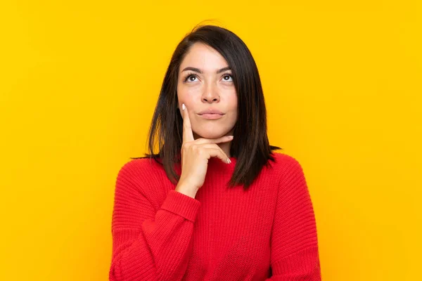 Młoda Meksykańska Kobieta Czerwonym Sweter Nad Żółtym Ścianie Myślenia Pomysł — Zdjęcie stockowe
