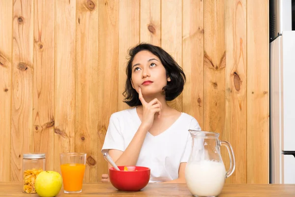 Asiatische Junge Frau Mit Frühstücksmilch Denken Eine Idee — Stockfoto