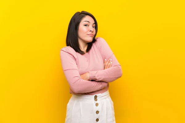 Young Mexican Woman Isolated Yellow Background Making Doubts Gesture While — Stock Photo, Image