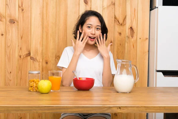 Asian Młody Kobieta Mający Śniadanie Mleko Niespodzianka Wyraz Twarzy — Zdjęcie stockowe