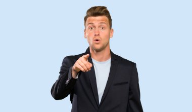 Sarışın yakışıklı adam şaşırttı ve ön işaret