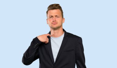 Yorgun ve hasta ifade ile sarışın yakışıklı adam