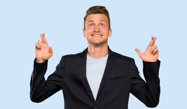 Parmakları ile sarışın yakışıklı adam geçiş ve en iyi dilek